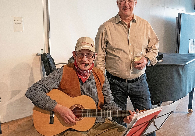 Gemeindeammann Remo Gspandl mit Musiker Hans BinderFoto: Peter Winkelmann