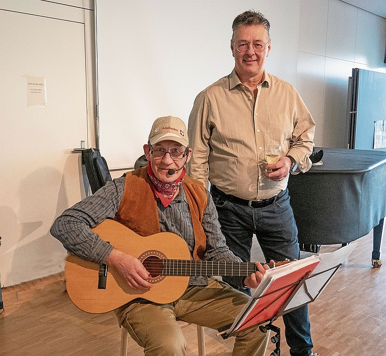 Gemeindeammann Remo Gspandl mit Musiker Hans BinderFoto: Peter Winkelmann