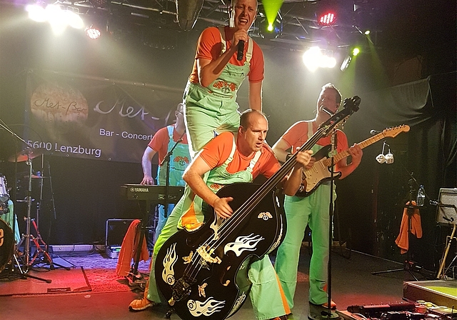 «50’s-Five»: Markus Beierlein bearbeitet den Kontrabass, während sich Stefan Leibundgut in höhere Sphären singt. Rechts zu sehen ist Martin Leibundgut, Pianist Patrick Staub ist leicht verdeckt. Nicht auf dem Bild: Drummer Silvio Gehri.