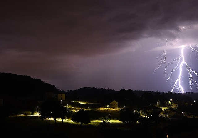 In einem Blitz treten Stromstärken auf, die im Durchschnitt 20 bis 30 Millionen Volt und 20000 Ampere betragen. Im Bild: eine blitzaktive Gewitterzelle mit Sturm und Regen über dem Seetal. Fotos: Andreas Walker
