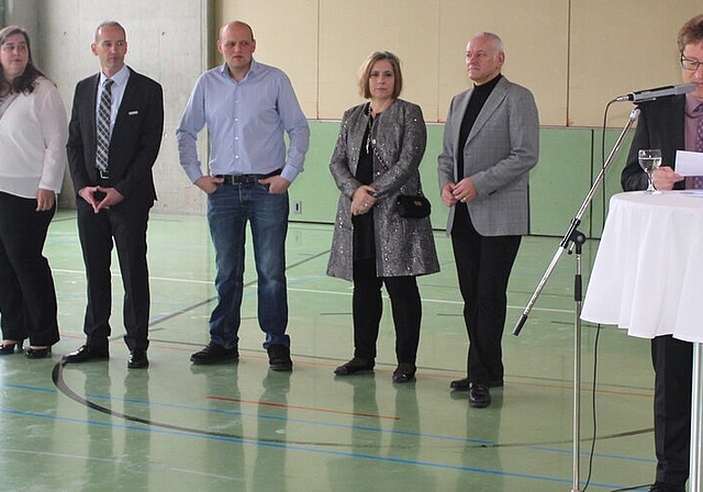 Neues im neuen Jahr: Der Sarmenstorfer Gemeindeammann Bruno Winkler (rechts) bei der Begrüssung mit Ratskollegen und Neugewählten. Foto: Alexander Studer