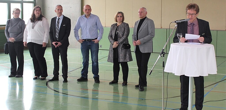 Neues im neuen Jahr: Der Sarmenstorfer Gemeindeammann Bruno Winkler (rechts) bei der Begrüssung mit Ratskollegen und Neugewählten. Foto: Alexander Studer