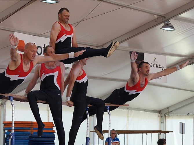<em>Gestandene Mannsbilder:</em> Die Männerriege Seengen begeisterte mit ihrer Show am Stufenbarren. Fotos: Ruedi Burkart