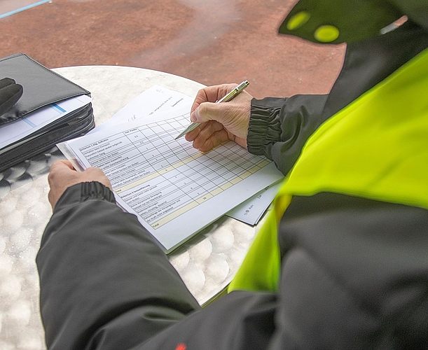 Blick über die Schulter beim Punkteverteilen.Foto: Peter Winkelmann Blick über die Schulter beim Punkteverteilen.Foto: Peter Winkelmann