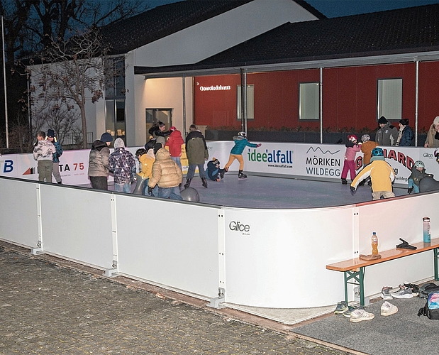 Die erste Eisdisco war ein grosser Erfolg.Fotos: Peter Winkelmann