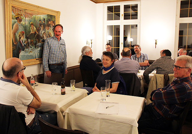 Am Mittwochstisch: Der Birrwiler Gemeindeammann Max Härri im Austausch mit seinen Bürgern. Foto: Alfred Gassmann