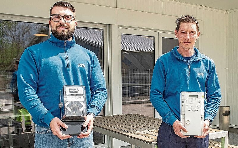 Bereit für den Austausch: Mergim Kabashi, Chefmonteur, und Andreas Bryner, Netzmonteur, sind bereit für den Austausch der veralteten Stromzähler mit modernen und intelligenten Smart Meter. Foto: Peter Winkelmann