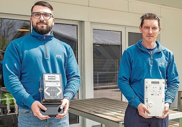 Bereit für den Austausch: Mergim Kabashi, Chefmonteur, und Andreas Bryner, Netzmonteur, sind bereit für den Austausch der veralteten Stromzähler mit modernen und intelligenten Smart Meter. Foto: Peter Winkelmann