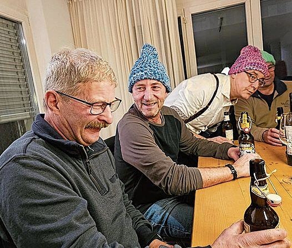 Im Kreise seiner Kollegen wird gefeiert:
Remo Stettler, Remo Eppisser und Lieni Niederer.Foto: zvg