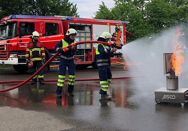 <em>Brennendes Fernsehgerät im Visier:</em> Übung der Jugendfeuerwehr. Foto: Ben Jäger