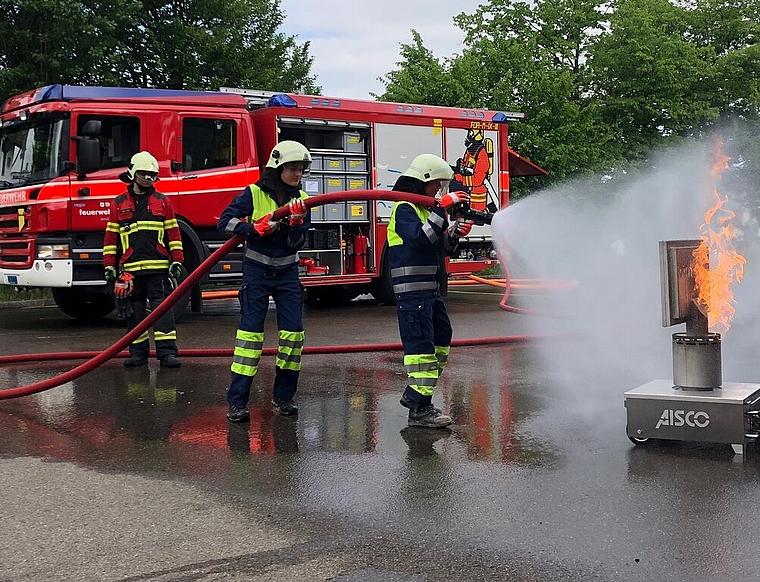 <em>Brennendes Fernsehgerät im Visier:</em> Übung der Jugendfeuerwehr. Foto: Ben Jäger