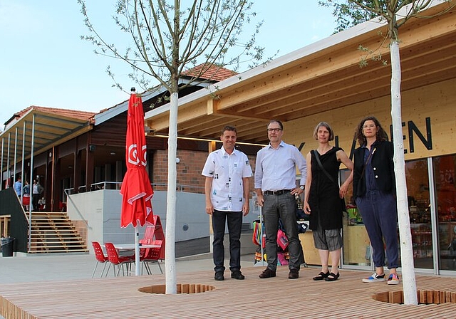 <em>Haben die neu geschaffene Piazza feierlich eröffnet:</em> Ueli Haller, Gemeindeammann Meisterschwanden, Jürg Lienhard, Präsident der Stiftung Arbeiterstrandbad, Eva Schmidt, Präsidentin der Baukommission, und Barbara Wiskemann, Architekturbü