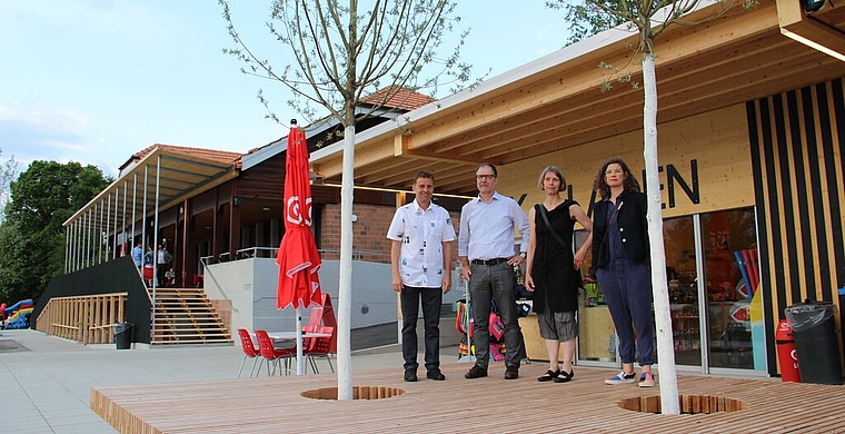 <em>Haben die neu geschaffene Piazza feierlich eröffnet:</em> Ueli Haller, Gemeindeammann Meisterschwanden, Jürg Lienhard, Präsident der Stiftung Arbeiterstrandbad, Eva Schmidt, Präsidentin der Baukommission, und Barbara Wiskemann, Architekturbü
