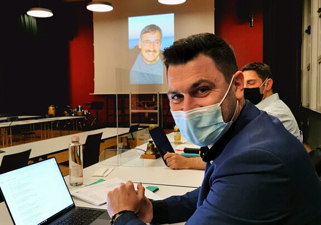 Der interimistische Nachfolger: Einwohnerratsprotokollführer Manuel Bruder vor einem Foto des verstorbenen Vizestadtschreibers Stefan Wiedemeier. Foto: Fritz Thut