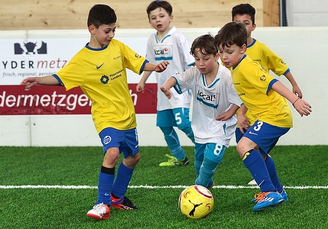 Kampf um den Ball: Die F-Junioren des FC Lenzburg spielten gegen die gleichaltrigen Kollegen vom FC Windisch. Fotos: Peter Winkelmann