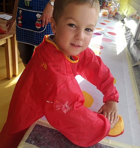 Drucken für «Transformator»: Im Kindergarten Breitfeld 2 ziert die zweite Himmelsfahne Kreise in gelb, orange und rot. Foto: Fritz Thut