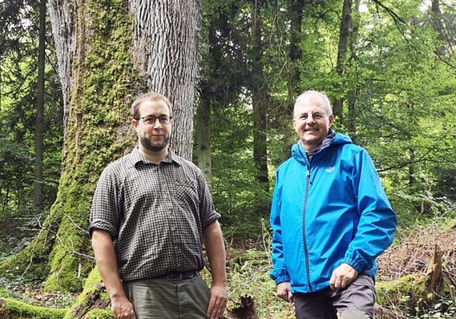 <em>Posieren vor mächtiger Eiche:</em> Der neue Leiter der Forstdienste Lenzia, Matthias Ott, neben seinem Vorgänger Frank Haemmerli. Foto: Fritz Thut