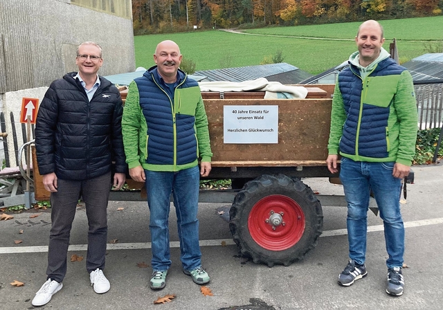 Bernhard Wespi (links, Vizeammann Dintikon) und Forstbetriebsleiter Matthias Bruder (rechts) gratulierten Johann Neuhaus zum 40-Jahr-Jubiläum.Foto: zvg 