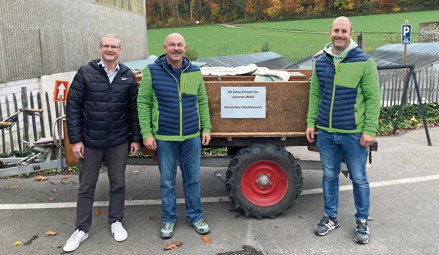 Bernhard Wespi (links, Vizeammann Dintikon) und Forstbetriebsleiter Matthias Bruder (rechts) gratulierten Johann Neuhaus zum 40-Jahr-Jubiläum.Foto: zvg Bernhard Wespi (links, Vizeammann Dintikon) und Forstbetriebsleiter Matthias Bruder (rechts) gratulierten Johann Neuhaus zum 40-Jahr-Jubiläum.Foto: zvg