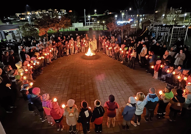 Nach dem Umzug versammelten sich alle auf dem Schulhausplatz um das Feuer und sangen Lieder.Foto: Andreas Walker
