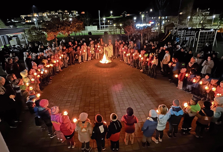 Nach dem Umzug versammelten sich alle auf dem Schulhausplatz um das Feuer und sangen Lieder.Foto: Andreas Walker