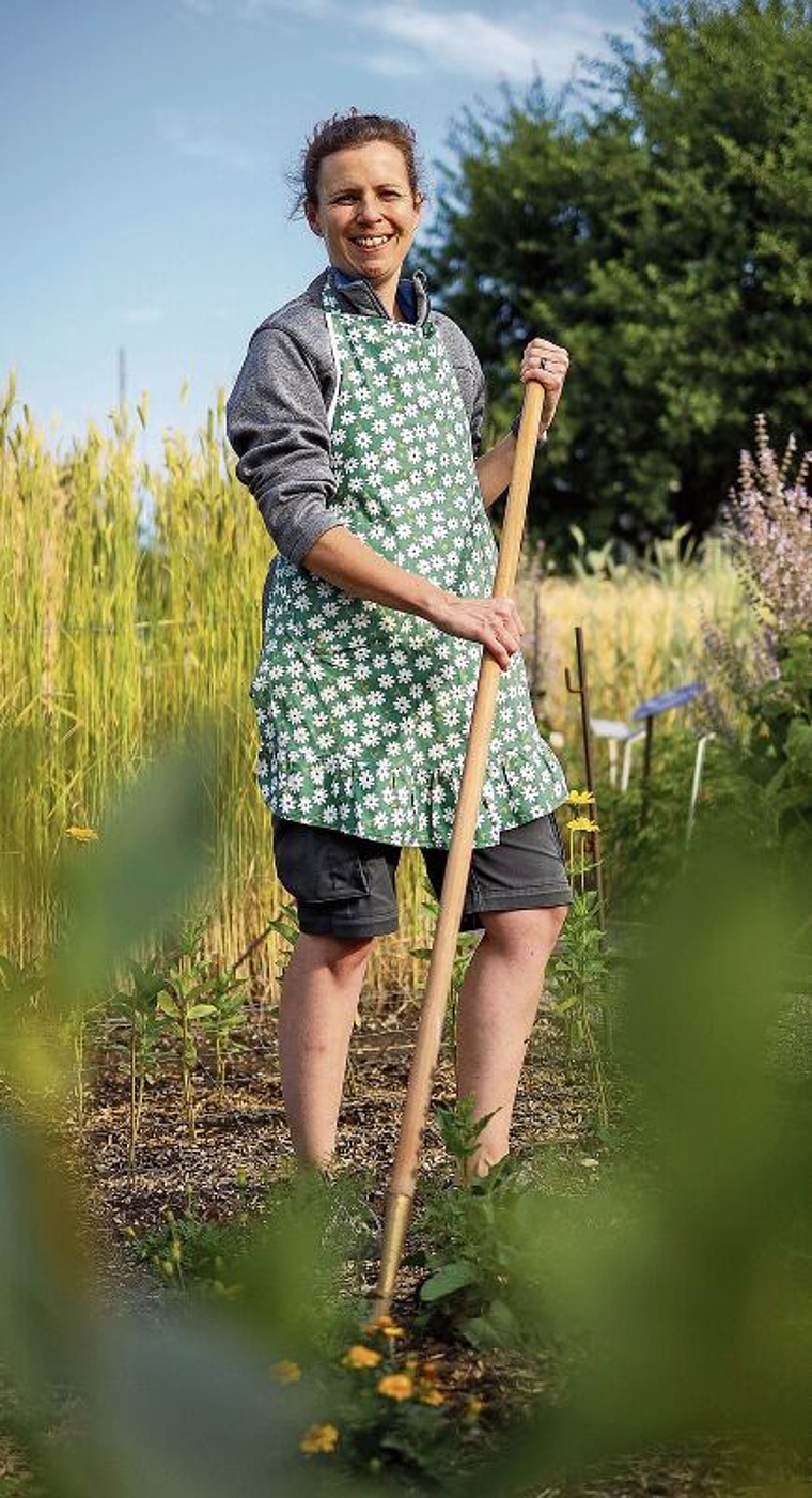 Gärtnerin im Schlossgarten Wildegg: Melissa Gögele. Foto: Pascal Meier/MA