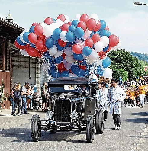 Geschmückt: Der Oldtimer. Foto: Deborah Bläuer