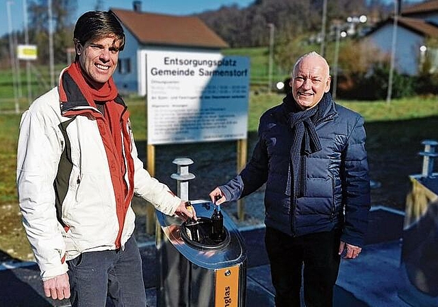 Warfen die ersten Flaschen in die neue Unterflursammelstelle beim Werkhof: Gemeinderat Ramon Winterberg und Gemeindeammann Meinrad Baur.	Foto: Fritz Thut