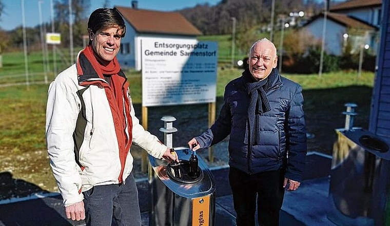 Warfen die ersten Flaschen in die neue Unterflursammelstelle beim Werkhof: Gemeinderat Ramon Winterberg und Gemeindeammann Meinrad Baur.	Foto: Fritz Thut