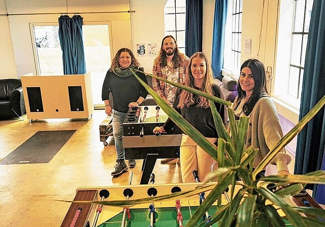 Das Betreuungsteam zwischen den Töggelikästen: Anneli Biewald, Leiter Thomas Meier, Jarina Lochmann und Praktikantin Ona Obi im Fahrwanger Jugendtreff. Foto: Fritz Thut