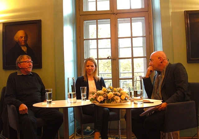 Im Gespräch: Moderator Tinu Niederhauser mit Sarah Dössegger und Ueli Schneider. Foto: StO