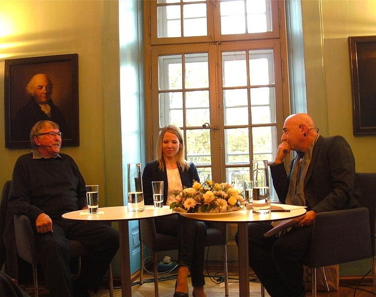 Im Gespräch: Moderator Tinu Niederhauser mit Sarah Dössegger und Ueli Schneider. Foto: StO