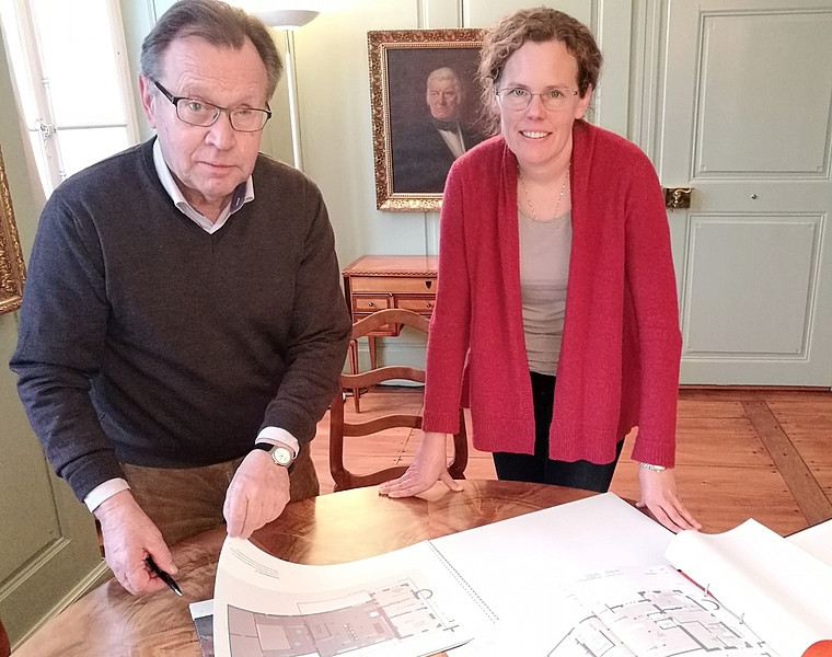 Laden zur Finissage und blicken voraus: Stiftungsratspräsident Urs F. Meier und Museumsleiterin Christine von Arx betrachten die Umbaupläne für das Museum Burghalde in Lenzburg.