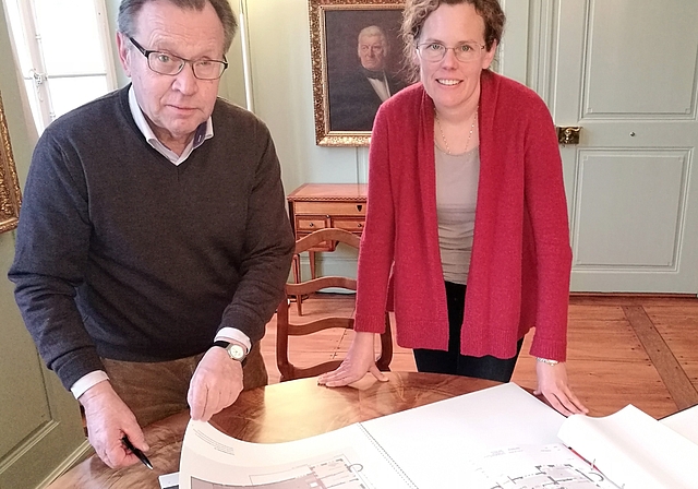 Laden zur Finissage und blicken voraus: Stiftungsratspräsident Urs F. Meier und Museumsleiterin Christine von Arx betrachten die Umbaupläne für das Museum Burghalde in Lenzburg.