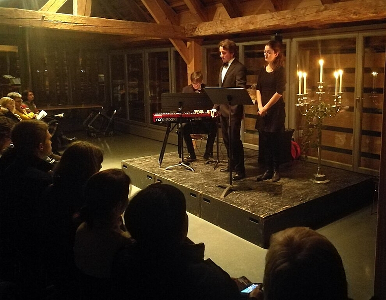 Grausliche Lieder im kalten Schloss Hallwyl: An der Gespensternacht der Gesellschaft zum Falken und Fisch musizierten Emanuel Steffen, Gaudenz Werner Wigger und Chiara Kräuchi. Foto: Fritz Thut