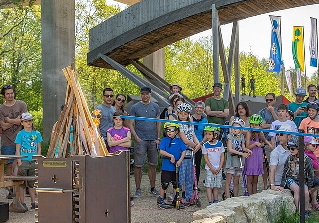<em>Anzünden wie von Geisterhand:</em> Das Holz auf der neuen Grillstelle im Hammerpark wurde mit Dominoeffekt entfacht.Fotos: Peter Winkelmann
