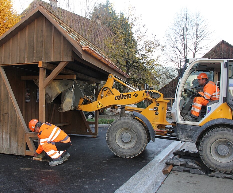 <em>Höchste Präzision:</em> Polier Roland Senn setzt das Buswartehaus millimetergenau auf die neuen Fundamente ab. Foto: Alfred Gassmann