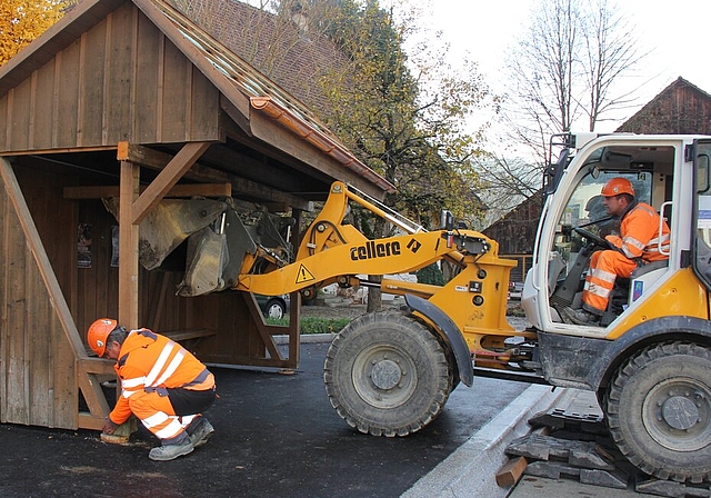 <em>Höchste Präzision:</em> Polier Roland Senn setzt das Buswartehaus millimetergenau auf die neuen Fundamente ab. Foto: Alfred Gassmann