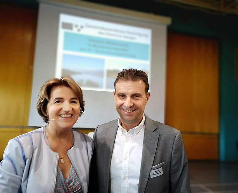 <em>Präsidentin und Gastgeber:</em> Renate Gautschy von der Gemeindeammännervereinigung des Kantons Aargau und der Meisterschwander Gemeindepräsident Ueli Haller. Foto: Fritz Thut