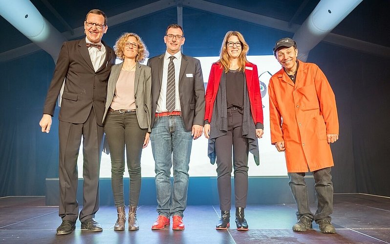 <em>Sorgten für eine spassige Präsentation anlässlich der Einweihung:</em> Lapsus mit ihren «Helfern» Barbara Portmann, GLP Lenzburg, und dem Geschäftspartnerduo Marcel und Ursula Amsler.
