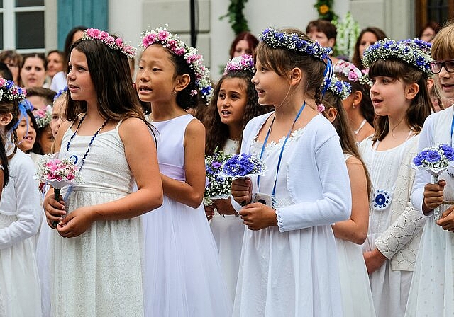 <em>Blumenchränzchen in den Stadt- und anderen Farben:</em> Singende Mädchen an der Morgenfeier auf dem Freischarenplatz.