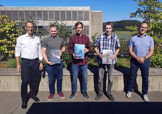 Prämierung der Jahrgangsbesten Andreas Aeschbach (Allgemeinbildungslehrer und Prüfungsleiter), Khaled Koch (4 Lehrjahre), Sigfried Mader (3 Lehrjahre), Sven Lustenberger (2 Lehrjahre) und Tobias Widmer (Rektor der Berufsschule Lenzburg). Foto: Frit