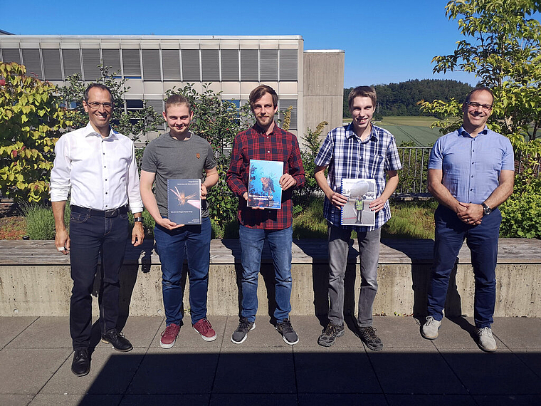 Prämierung der Jahrgangsbesten Andreas Aeschbach (Allgemeinbildungslehrer und Prüfungsleiter), Khaled Koch (4 Lehrjahre), Sigfried Mader (3 Lehrjahre), Sven Lustenberger (2 Lehrjahre) und Tobias Widmer (Rektor der Berufsschule Lenzburg). Foto: Frit