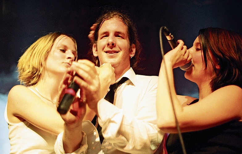 Maurice Velati mit seinen Backgroundsängerinnen am Seetalrock 2004.Foto: zvg