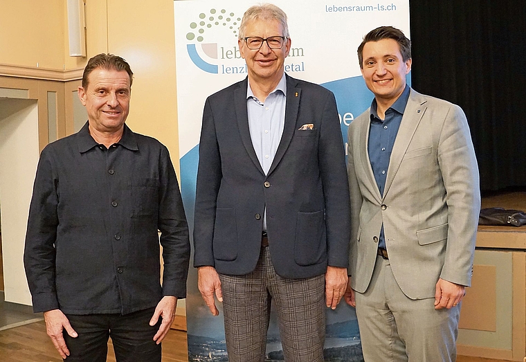 Der neu gewählte Vizepräsident Ueli Haller aus Meisterschwanden (li) und der neue Präsident Andreas Schmid aus Lenzburg. In der Mitte steht der scheidende Präsident Daniel Mosimann aus Lenzburg. Foto: Rinaldo Feusi