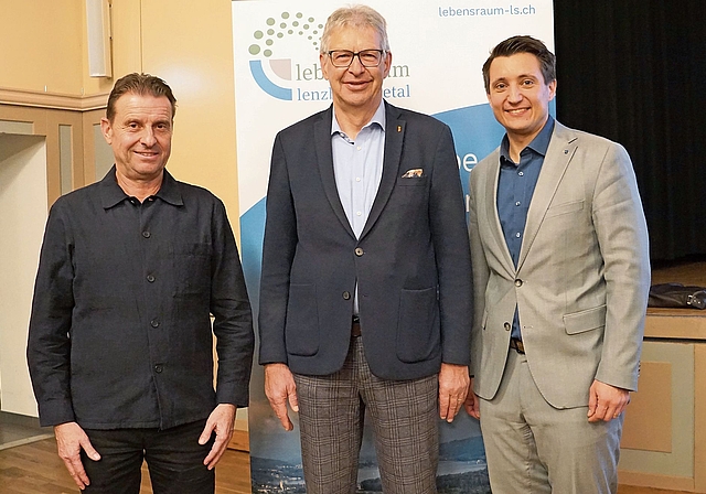 Der neu gewählte Vizepräsident Ueli Haller aus Meisterschwanden (li) und der neue Präsident Andreas Schmid aus Lenzburg. In der Mitte steht der scheidende Präsident Daniel Mosimann aus Lenzburg. Foto: Rinaldo Feusi