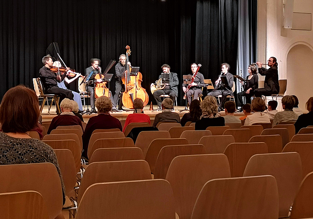 Leere Stühle: Beim Löwenkonzert sass das Publikum locker. Foto: Fritz Thut