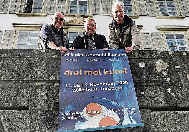 «drei mal kunst»: Tono Schindler, Grapa Gautschi und Piet Blanken vor dem Müllerhaus. Foto: tf