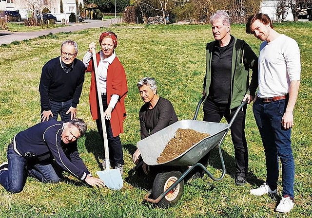 Was wird da alles ausbuddelt? Das «Grabenstorf»-Produktionsteam mit Martin Brun (vorn, Licht), Jörg Meier (Autor), Eva Mann (Regie), Stefan Hegi (Co-Produktionsleiter/Bühnenbild), Hans Melliger (Co-Produktionsleiter) und Jonas Arnet (Musik) auf d