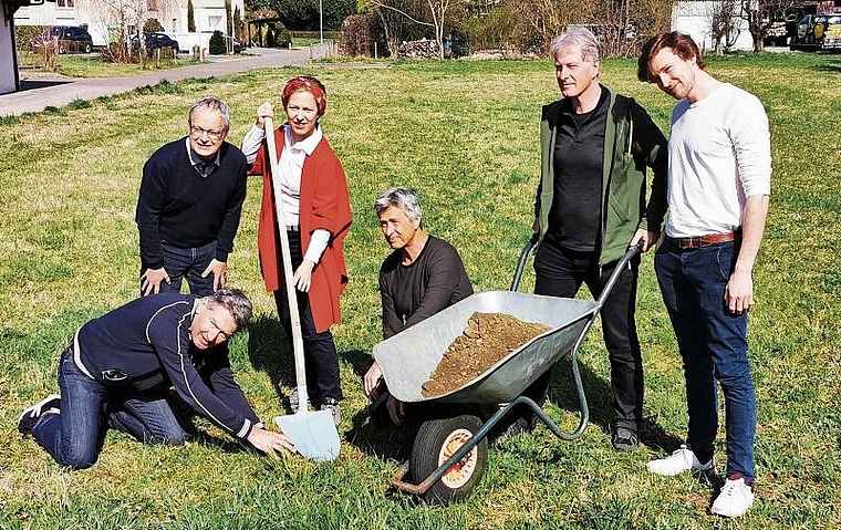 Was wird da alles ausbuddelt? Das «Grabenstorf»-Produktionsteam mit Martin Brun (vorn, Licht), Jörg Meier (Autor), Eva Mann (Regie), Stefan Hegi (Co-Produktionsleiter/Bühnenbild), Hans Melliger (Co-Produktionsleiter) und Jonas Arnet (Musik) auf d